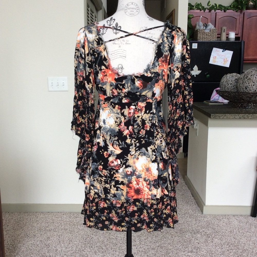 🤩 Flower Print Mini Dress 🤩 - Picture 3 of 8